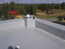 dach-płaski-pokryty-folią-dachową-PVC